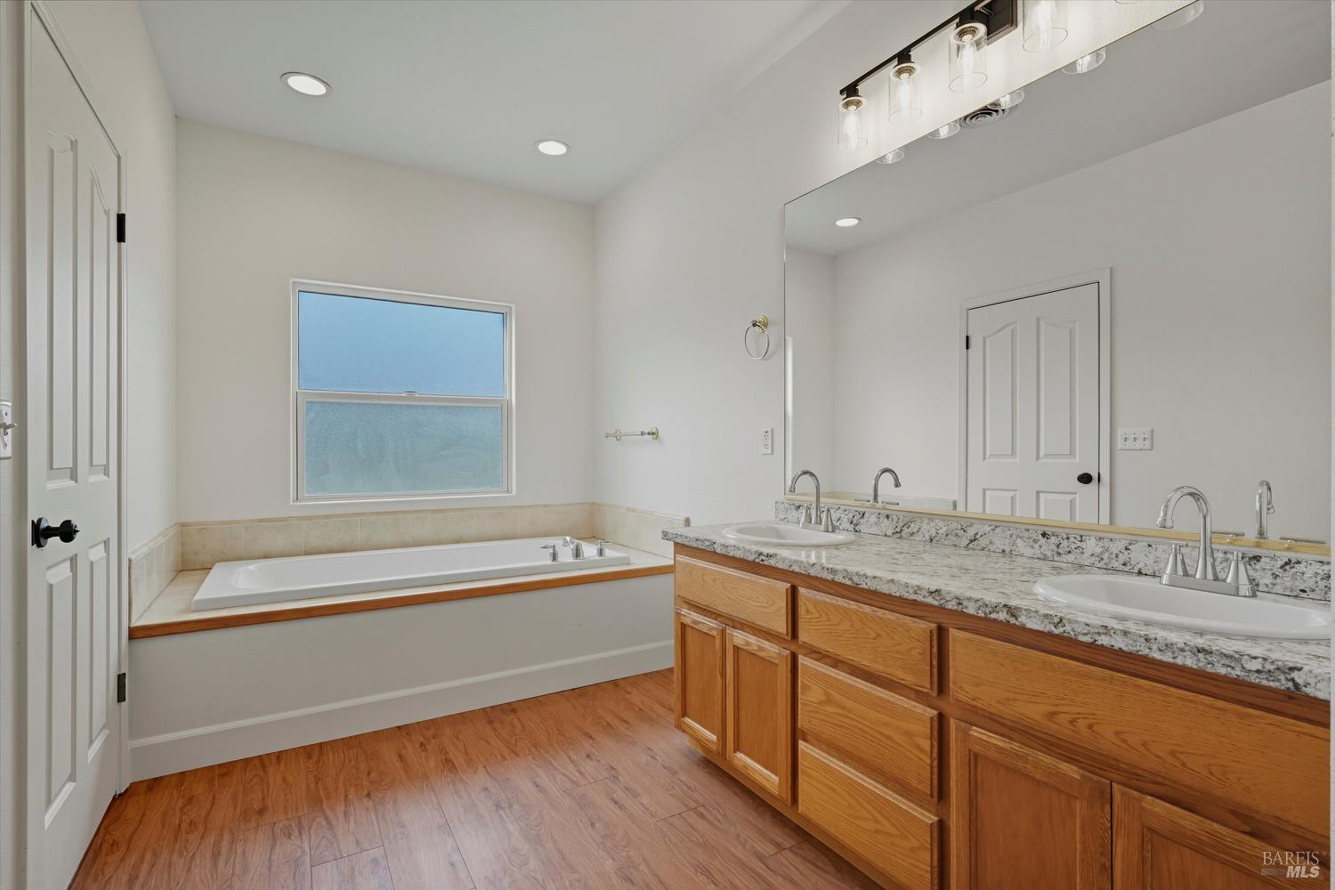 Detail Gallery Image 14 of 32 For 18231 Deer Hollow Rd, Hidden Valley Lake,  CA 95467 - 3 Beds | 2 Baths