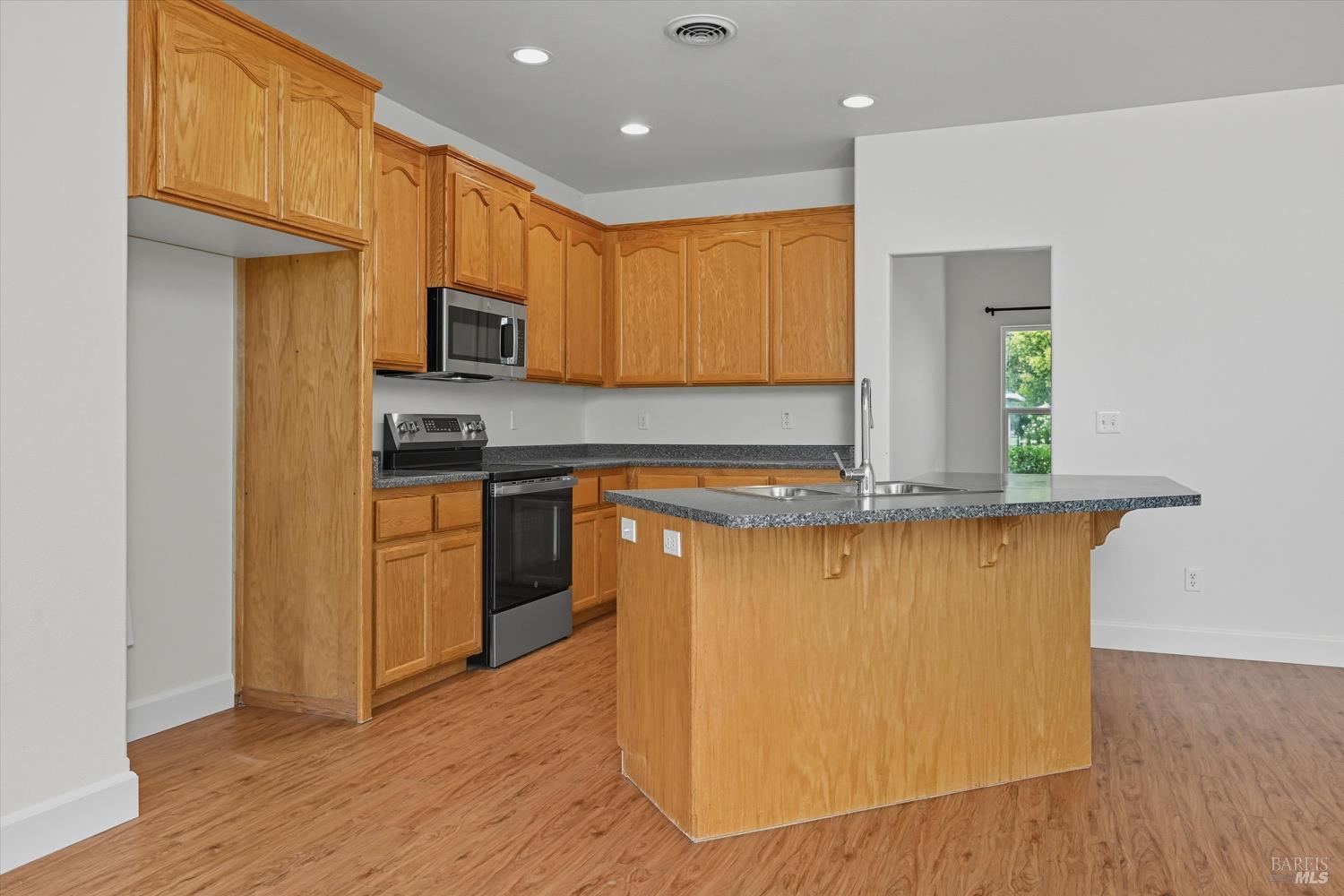 Detail Gallery Image 10 of 32 For 18231 Deer Hollow Rd, Hidden Valley Lake,  CA 95467 - 3 Beds | 2 Baths