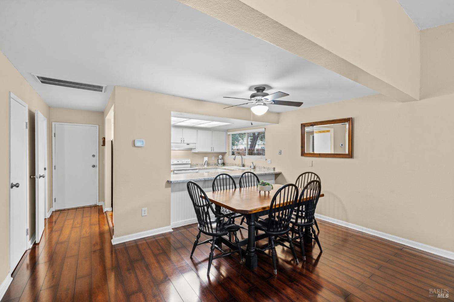 Detail Gallery Image 11 of 27 For 5032 Country Club Dr, Rohnert Park,  CA 94928 - 2 Beds | 1/1 Baths