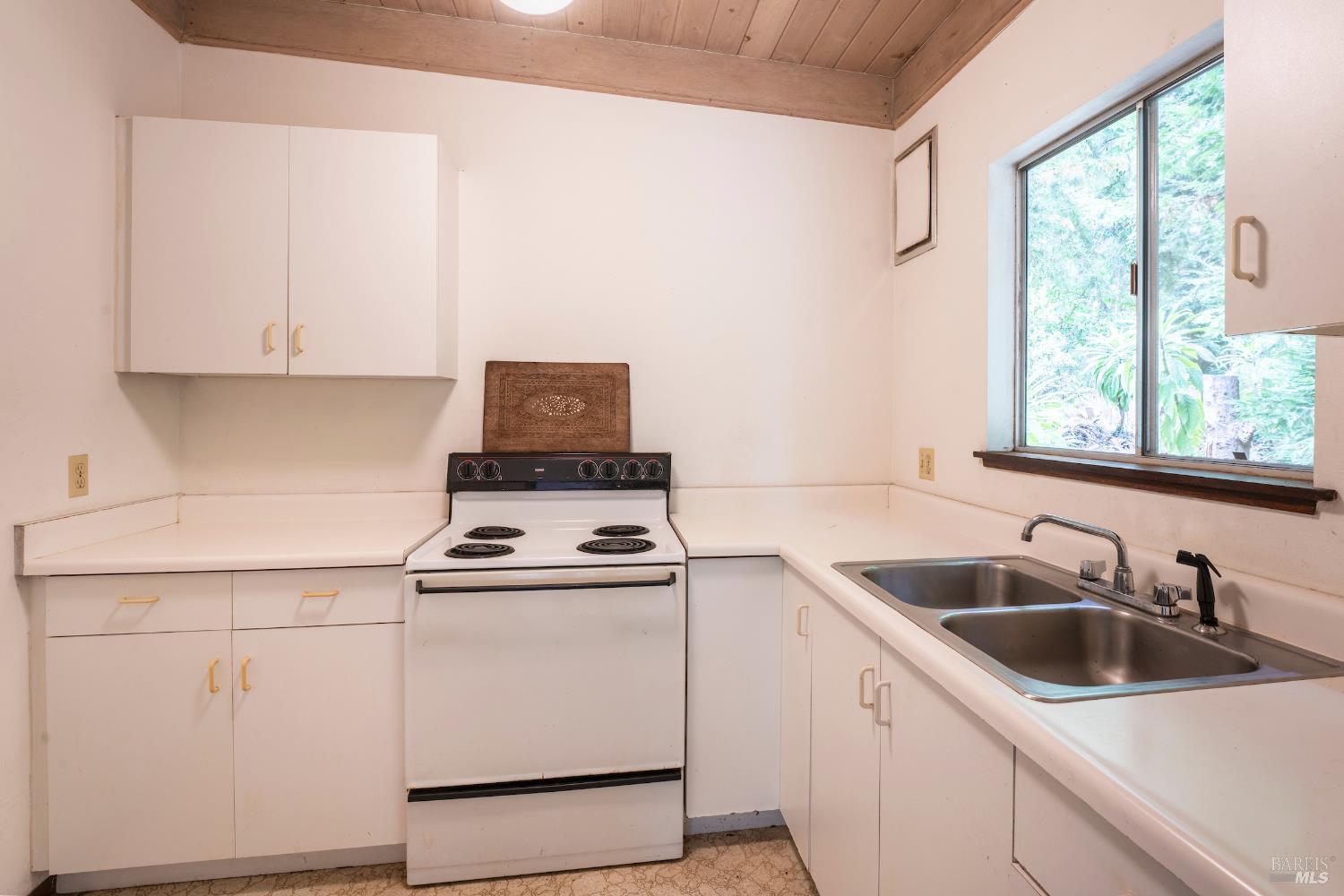 Detail Gallery Image 17 of 23 For 43853 Tibbens Ln, Mendocino,  CA 95460 - 2 Beds | 2 Baths