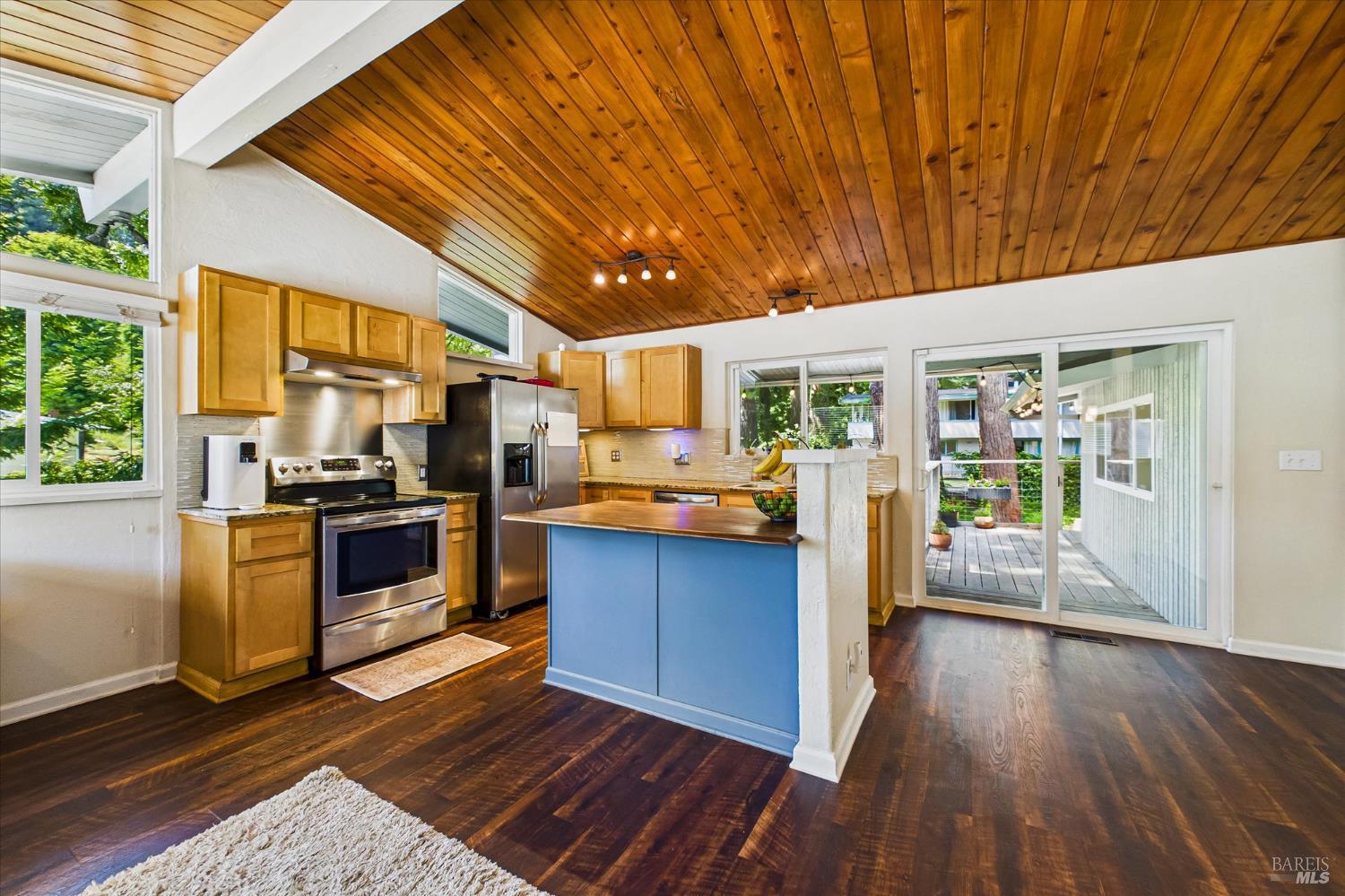 Detail Gallery Image 11 of 31 For 2305 Harris St, Eureka,  CA 95503 - 3 Beds | 2 Baths