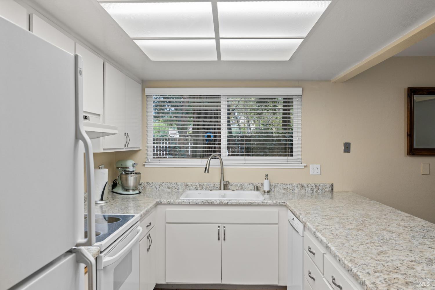 Detail Gallery Image 8 of 27 For 5032 Country Club Dr, Rohnert Park,  CA 94928 - 2 Beds | 1/1 Baths