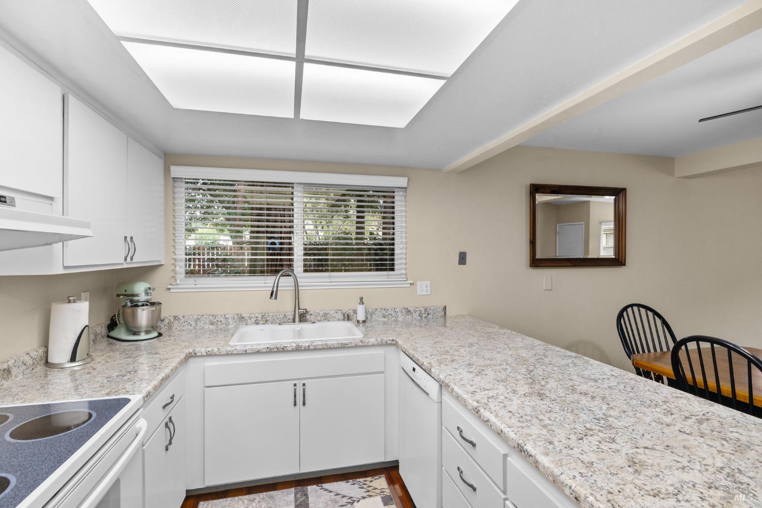 Detail Gallery Image 7 of 27 For 5032 Country Club Dr, Rohnert Park,  CA 94928 - 2 Beds | 1/1 Baths