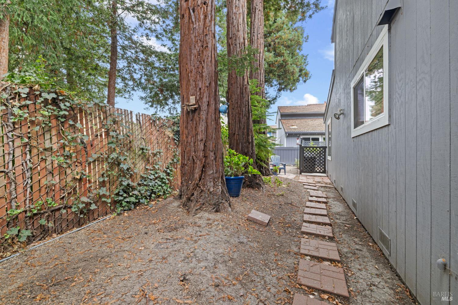 Detail Gallery Image 6 of 27 For 5032 Country Club Dr, Rohnert Park,  CA 94928 - 2 Beds | 1/1 Baths