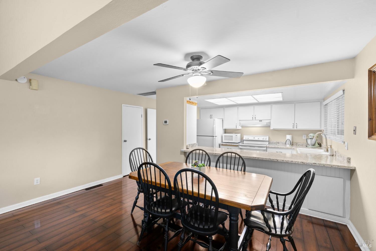 Detail Gallery Image 10 of 27 For 5032 Country Club Dr, Rohnert Park,  CA 94928 - 2 Beds | 1/1 Baths