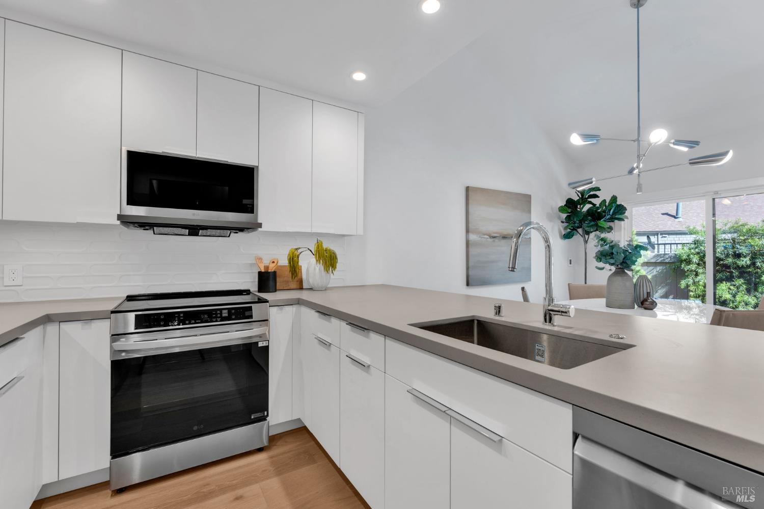 Detail Gallery Image 12 of 47 For 33 Willow Ln, Sausalito,  CA 94965 - 2 Beds | 2 Baths