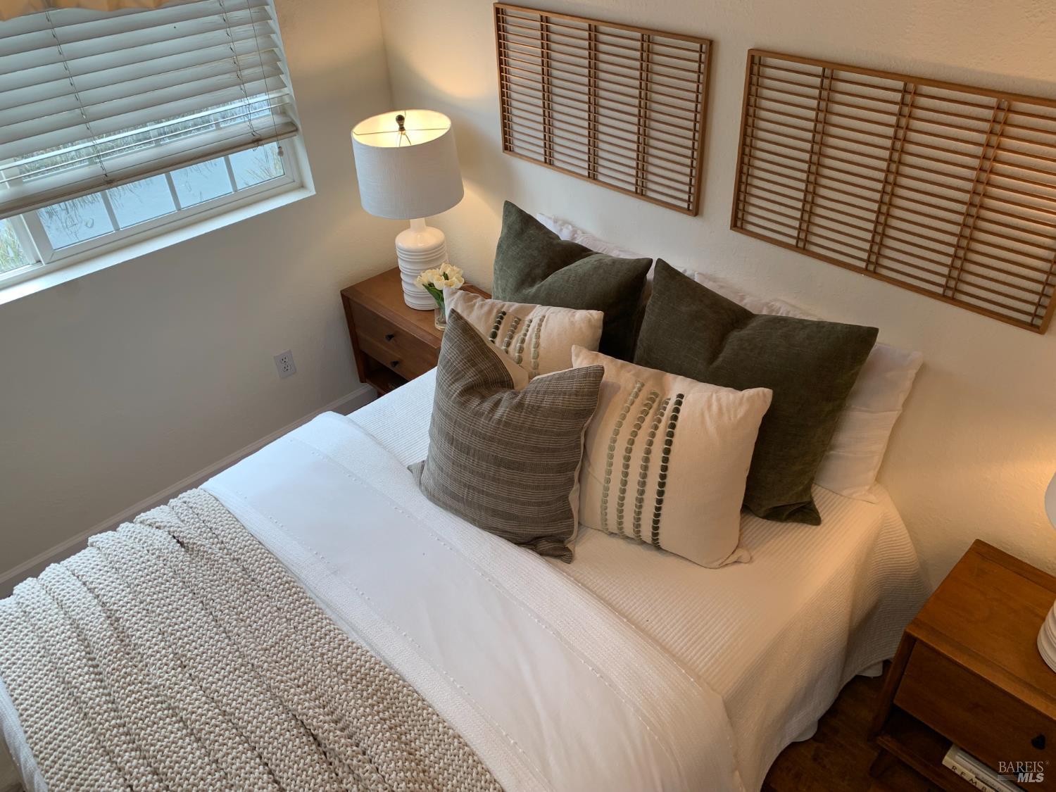 Detail Gallery Image 11 of 12 For 2 Gate 6 1/2 Rd, Sausalito,  CA 94965 - 1 Beds | 1 Baths