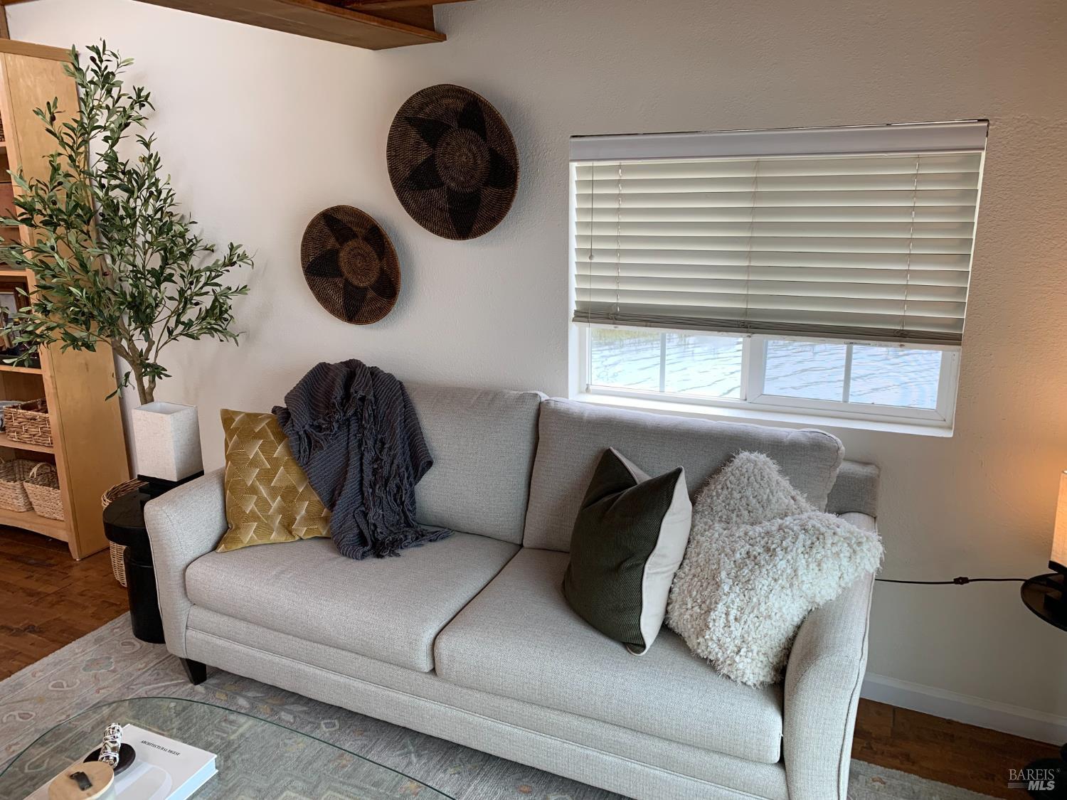 Detail Gallery Image 4 of 12 For 2 Gate 6 1/2 Rd, Sausalito,  CA 94965 - 1 Beds | 1 Baths