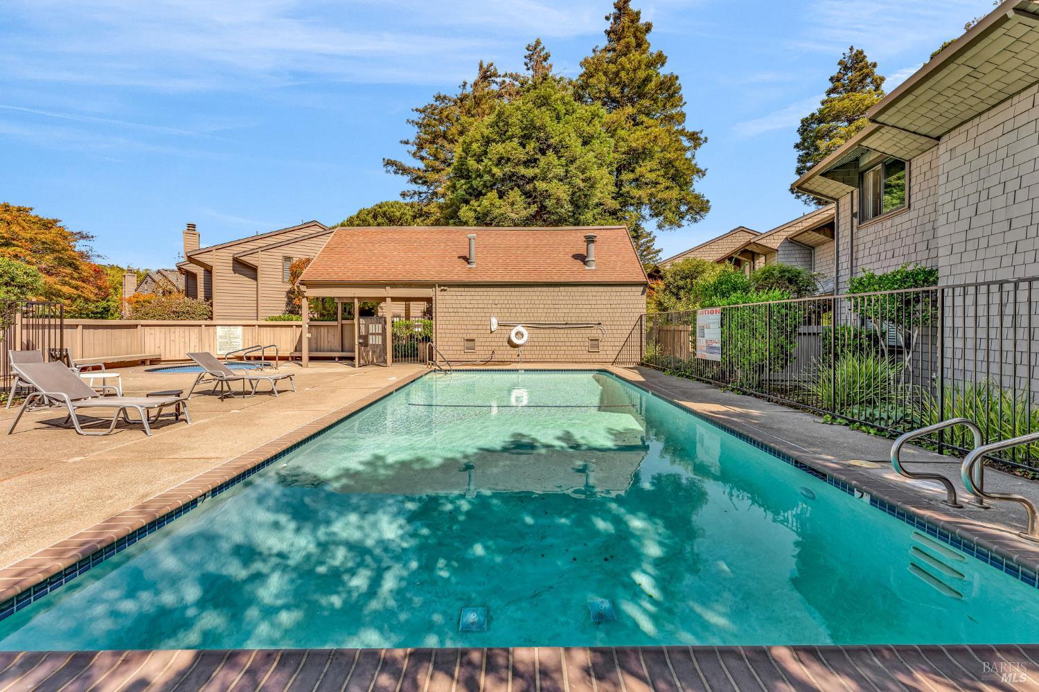 Detail Gallery Image 38 of 47 For 33 Willow Ln, Sausalito,  CA 94965 - 2 Beds | 2 Baths