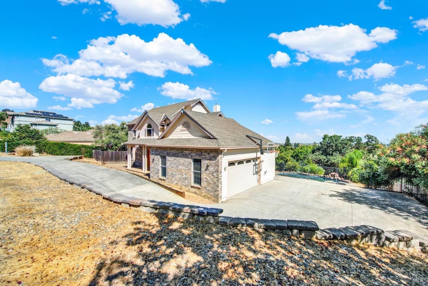Detail Gallery Image 4 of 74 For 2136 Vineyard Hills Ct, Vacaville,  CA 95688 - 4 Beds | 3 Baths