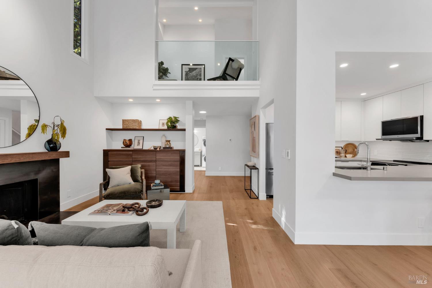 Detail Gallery Image 5 of 47 For 33 Willow Ln, Sausalito,  CA 94965 - 2 Beds | 2 Baths