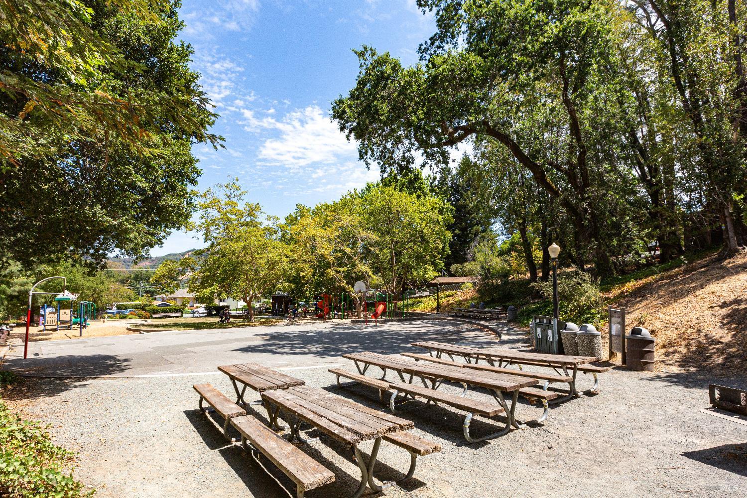 Detail Gallery Image 17 of 21 For 19 Tarrant Ct, San Rafael,  CA 94903 - 3 Beds | 2 Baths