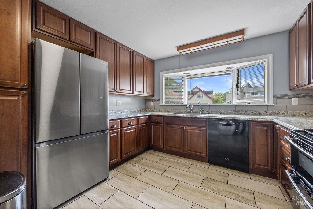 Detail Gallery Image 11 of 30 For 1374 Gaspar Ct, Rohnert Park,  CA 94928 - 3 Beds | 2 Baths