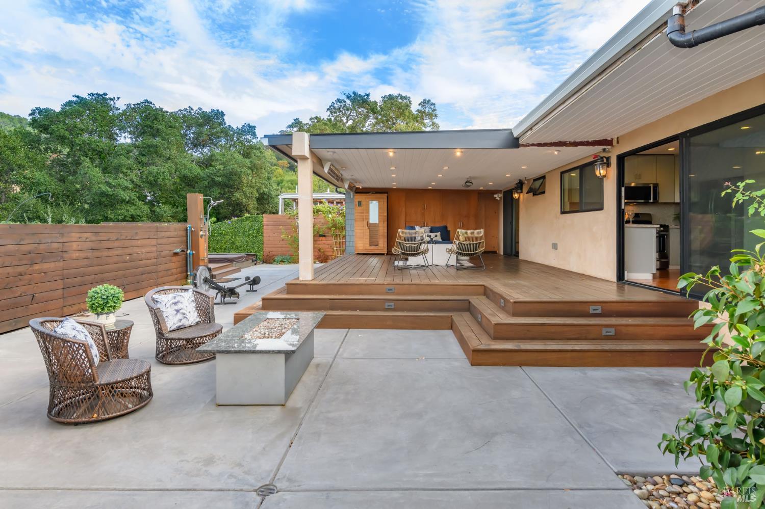 Detail Gallery Image 12 of 21 For 19 Tarrant Ct, San Rafael,  CA 94903 - 3 Beds | 2 Baths