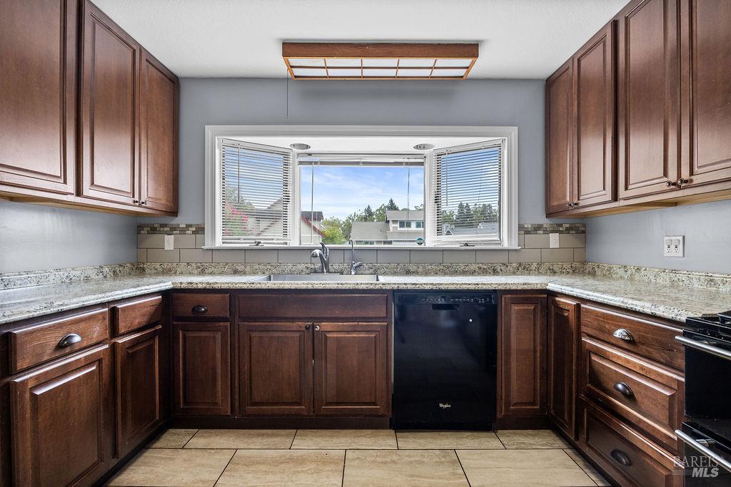 Detail Gallery Image 12 of 30 For 1374 Gaspar Ct, Rohnert Park,  CA 94928 - 3 Beds | 2 Baths