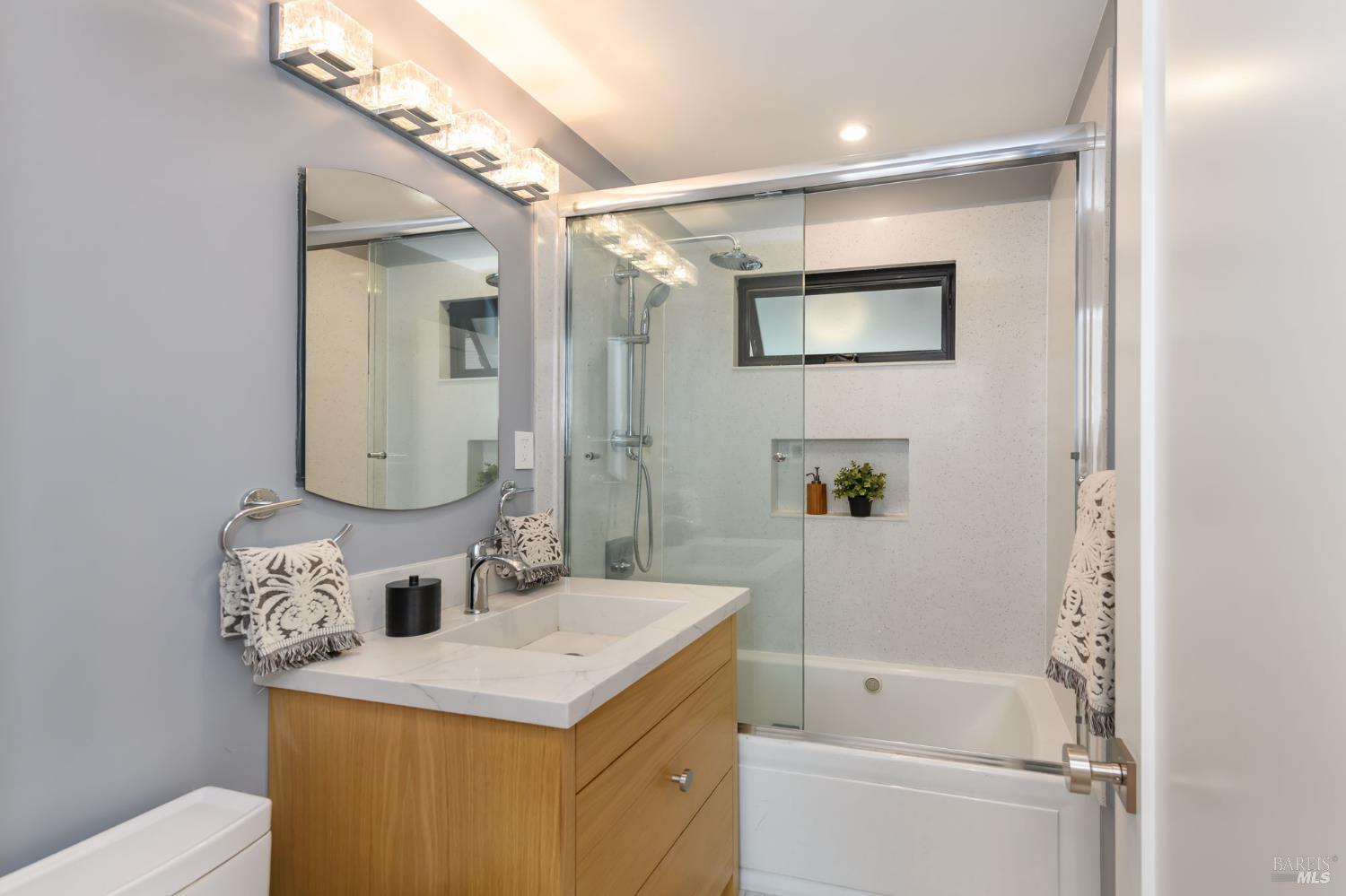 Detail Gallery Image 11 of 21 For 19 Tarrant Ct, San Rafael,  CA 94903 - 3 Beds | 2 Baths