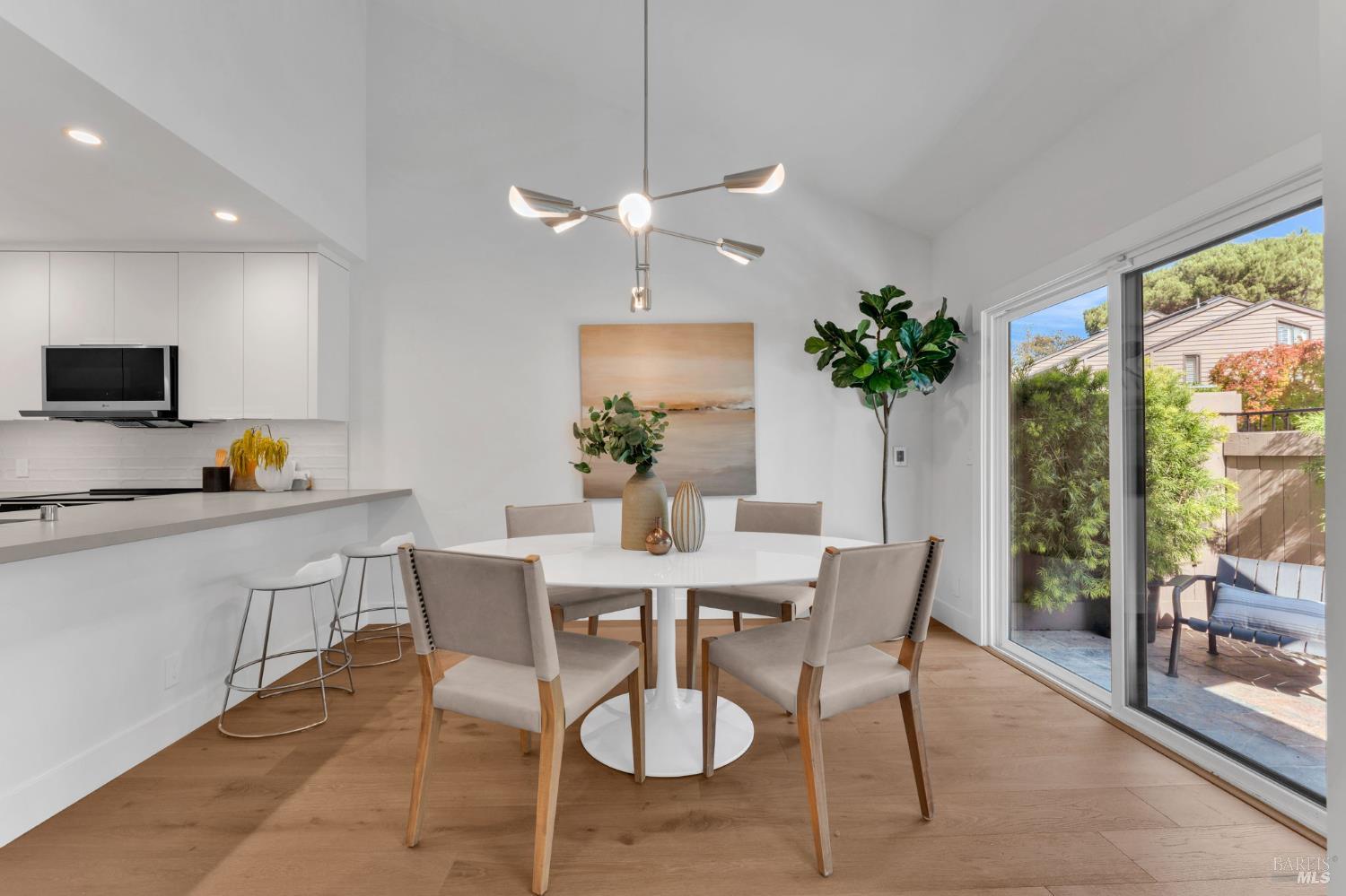 Detail Gallery Image 9 of 47 For 33 Willow Ln, Sausalito,  CA 94965 - 2 Beds | 2 Baths