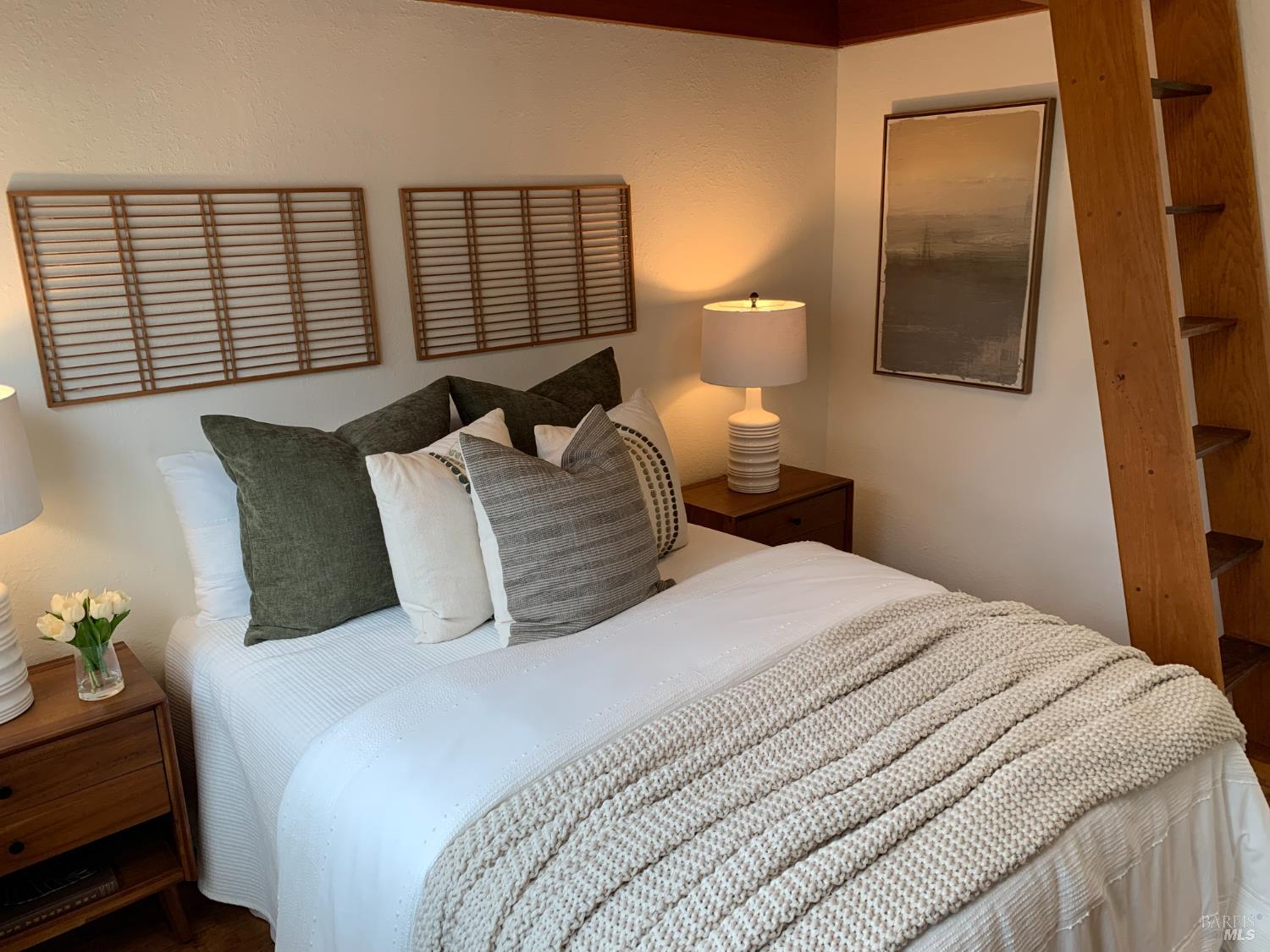 Detail Gallery Image 9 of 12 For 2 Gate 6 1/2 Rd, Sausalito,  CA 94965 - 1 Beds | 1 Baths