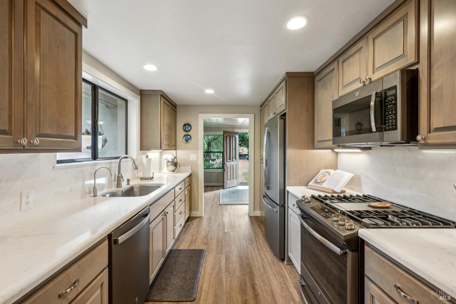 Detail Gallery Image 15 of 63 For 9760 Willow Ave, Cotati,  CA 94931 - 6 Beds | 4 Baths