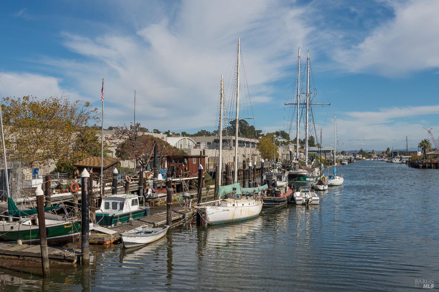 Detail Gallery Image 14 of 21 For 19 Tarrant Ct, San Rafael,  CA 94903 - 3 Beds | 2 Baths