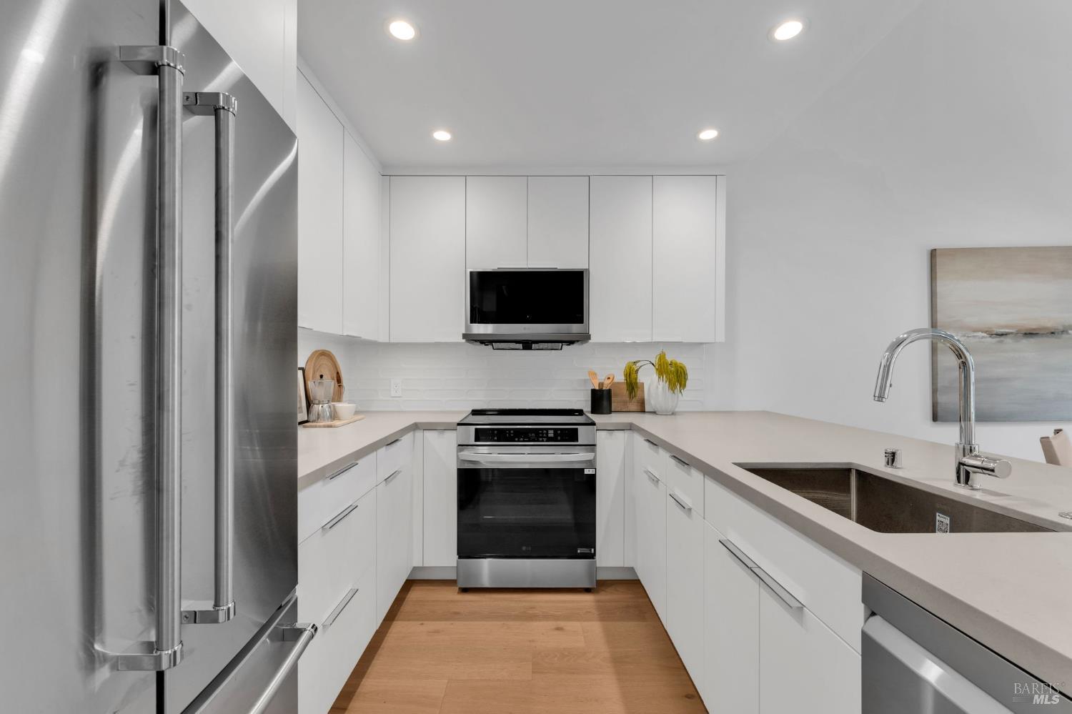 Detail Gallery Image 11 of 47 For 33 Willow Ln, Sausalito,  CA 94965 - 2 Beds | 2 Baths