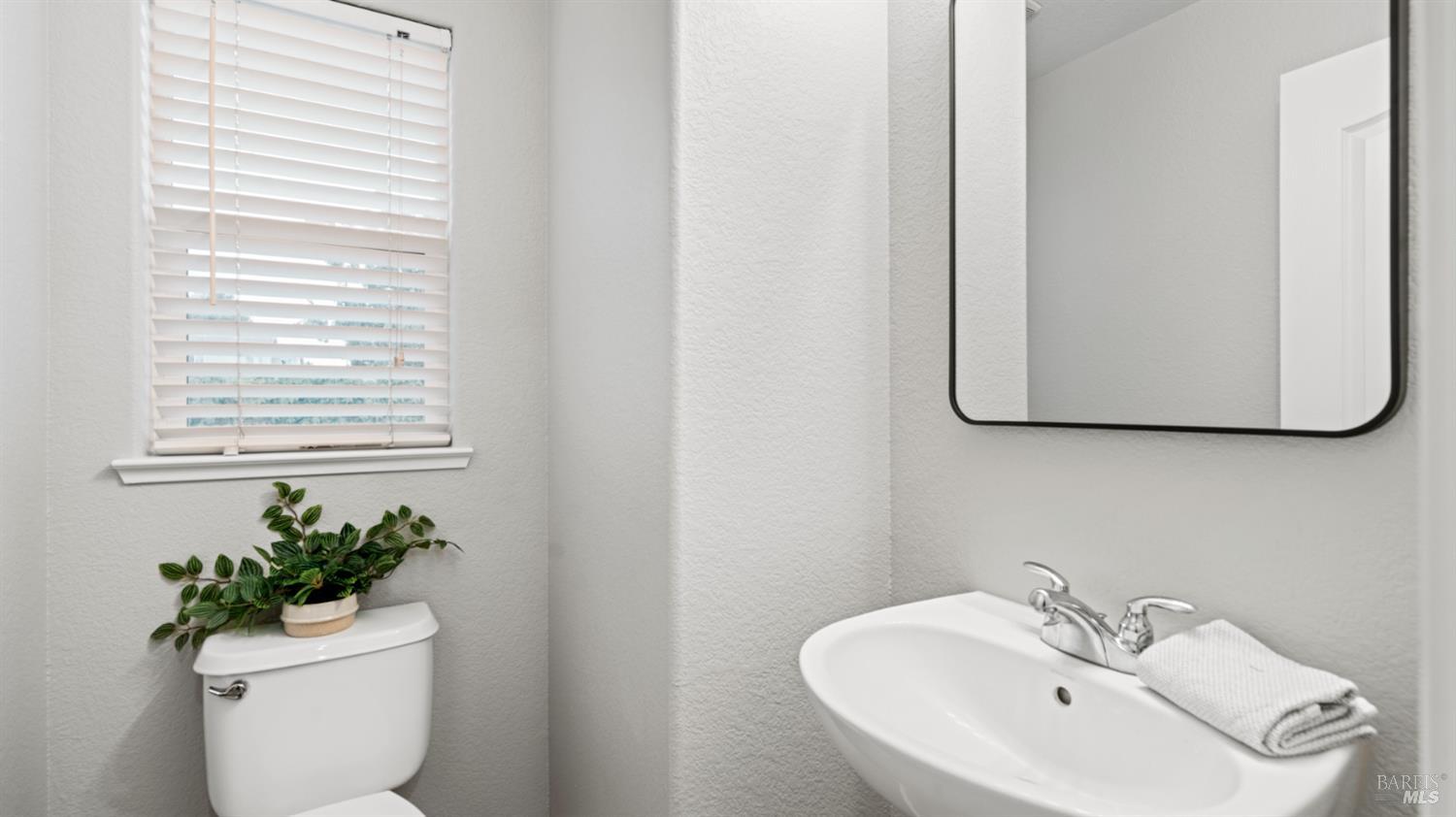 Detail Gallery Image 12 of 38 For 1202 Villaggio Cir, Vacaville,  CA 95688 - 3 Beds | 2/1 Baths