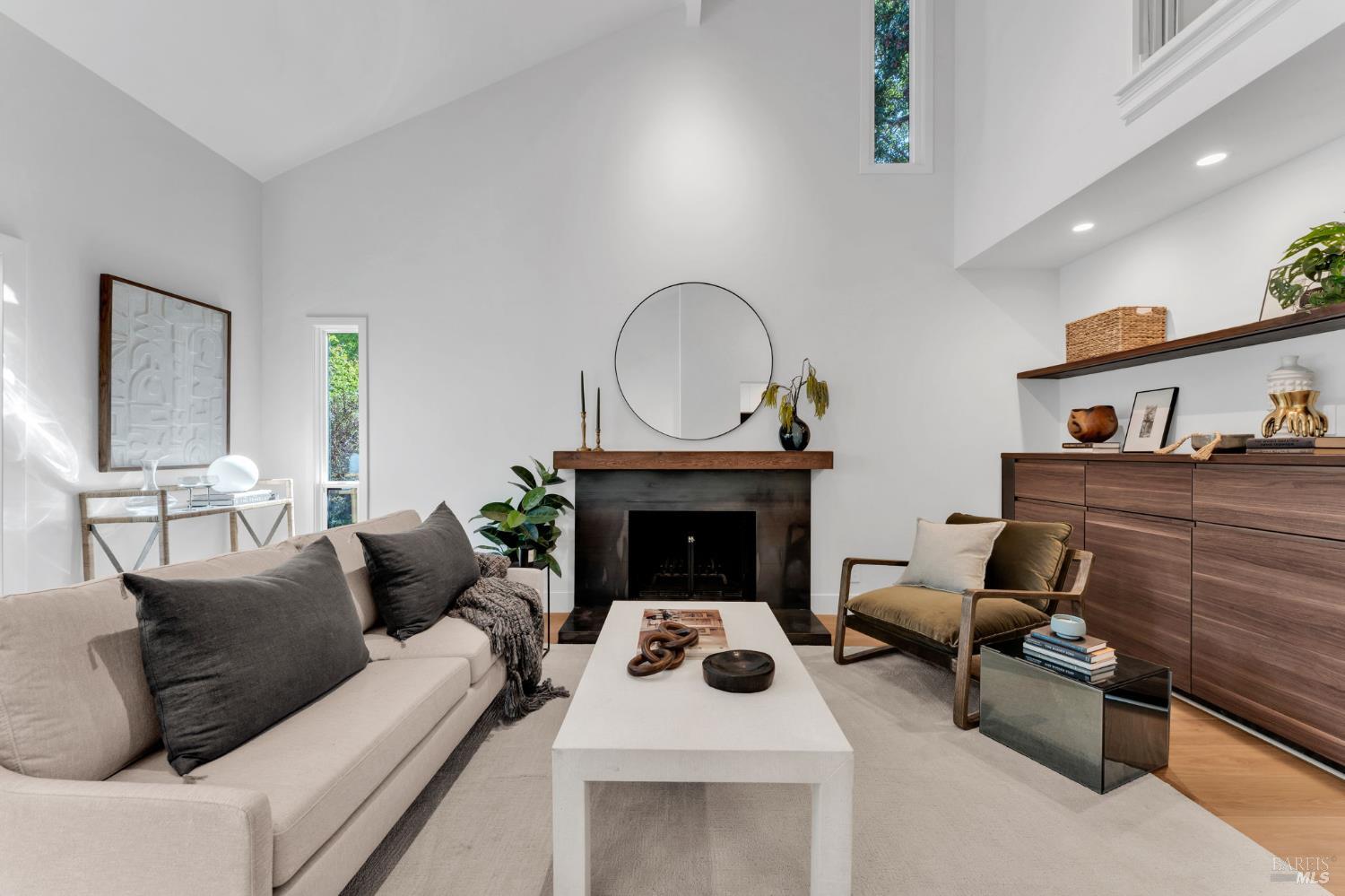 Detail Gallery Image 2 of 47 For 33 Willow Ln, Sausalito,  CA 94965 - 2 Beds | 2 Baths