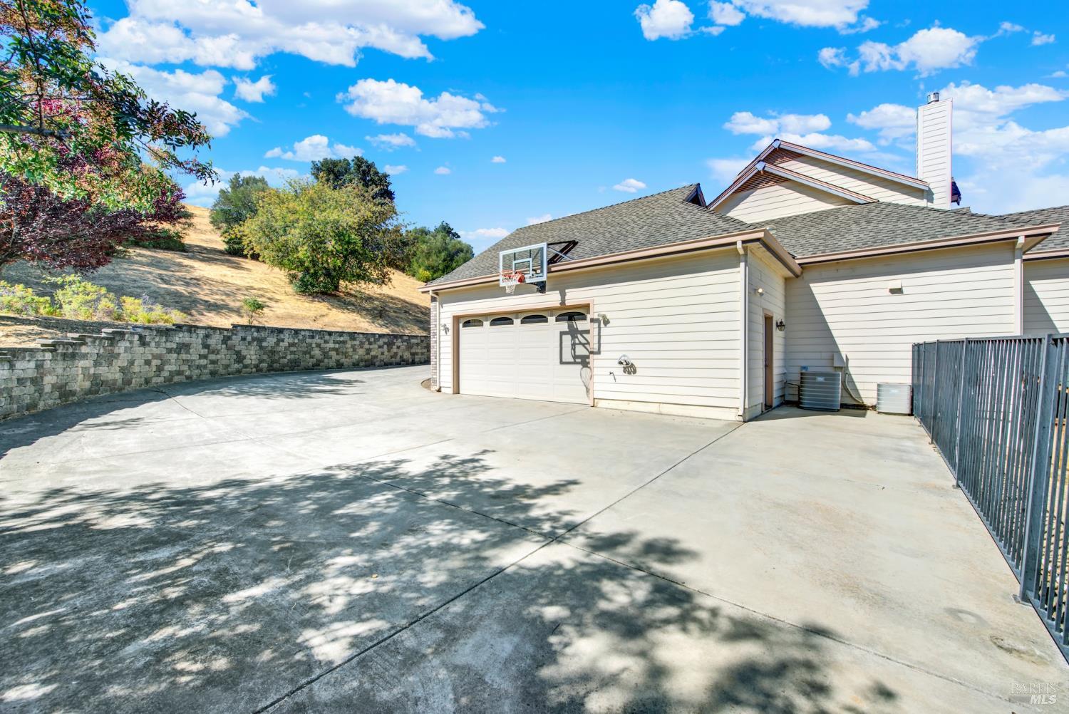 Detail Gallery Image 5 of 74 For 2136 Vineyard Hills Ct, Vacaville,  CA 95688 - 4 Beds | 3 Baths