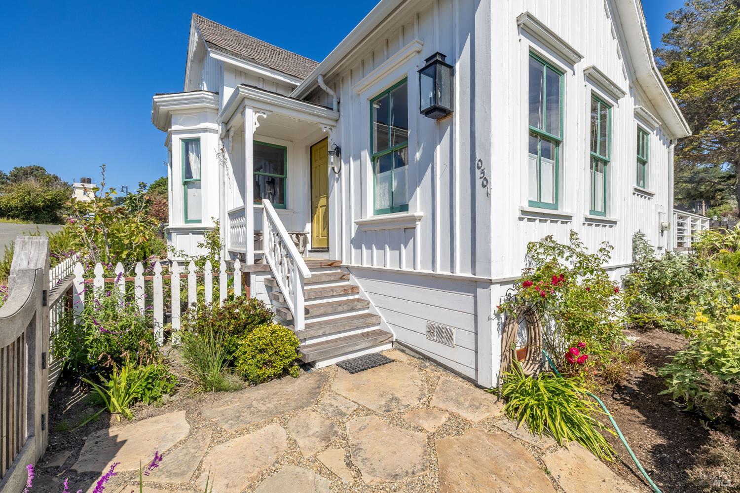 Detail Gallery Image 3 of 28 For 10501 Evergreen St, Mendocino,  CA 95460 - 2 Beds | 1 Baths