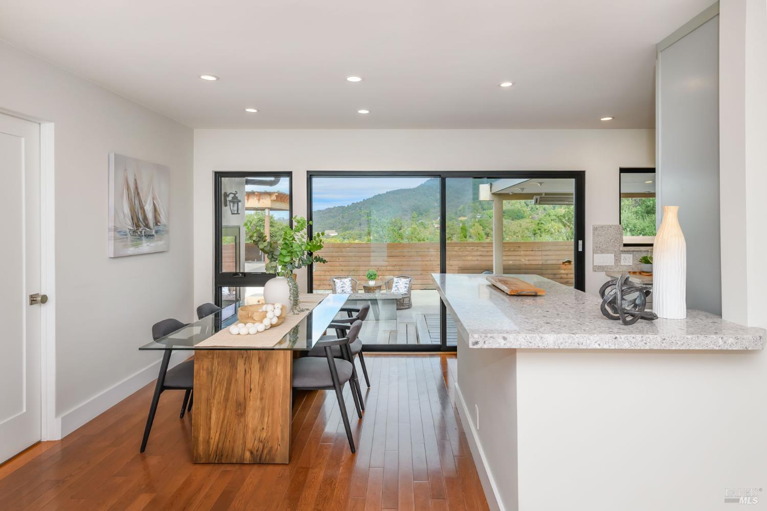 Detail Gallery Image 6 of 21 For 19 Tarrant Ct, San Rafael,  CA 94903 - 3 Beds | 2 Baths