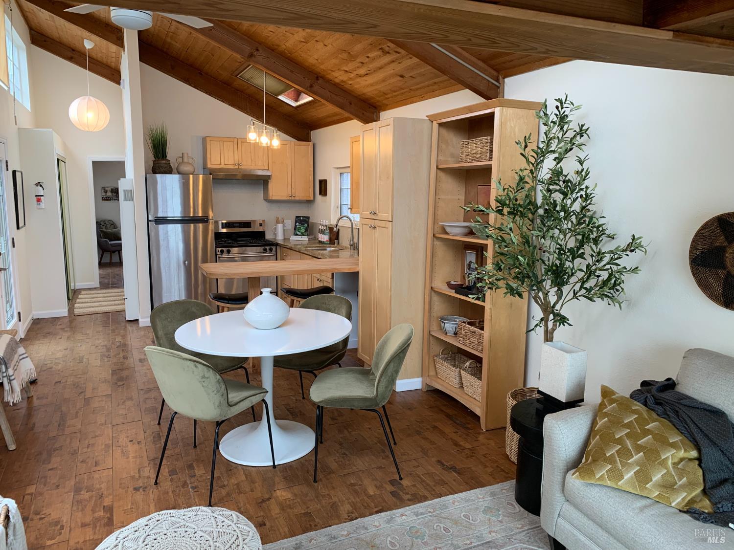 Detail Gallery Image 3 of 12 For 2 Gate 6 1/2 Rd, Sausalito,  CA 94965 - 1 Beds | 1 Baths