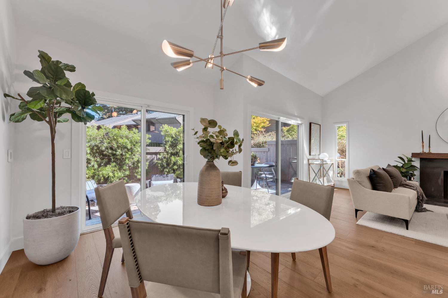 Detail Gallery Image 10 of 47 For 33 Willow Ln, Sausalito,  CA 94965 - 2 Beds | 2 Baths