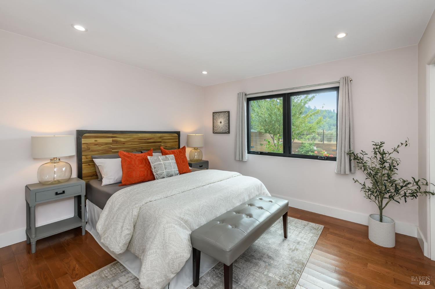 Detail Gallery Image 8 of 21 For 19 Tarrant Ct, San Rafael,  CA 94903 - 3 Beds | 2 Baths