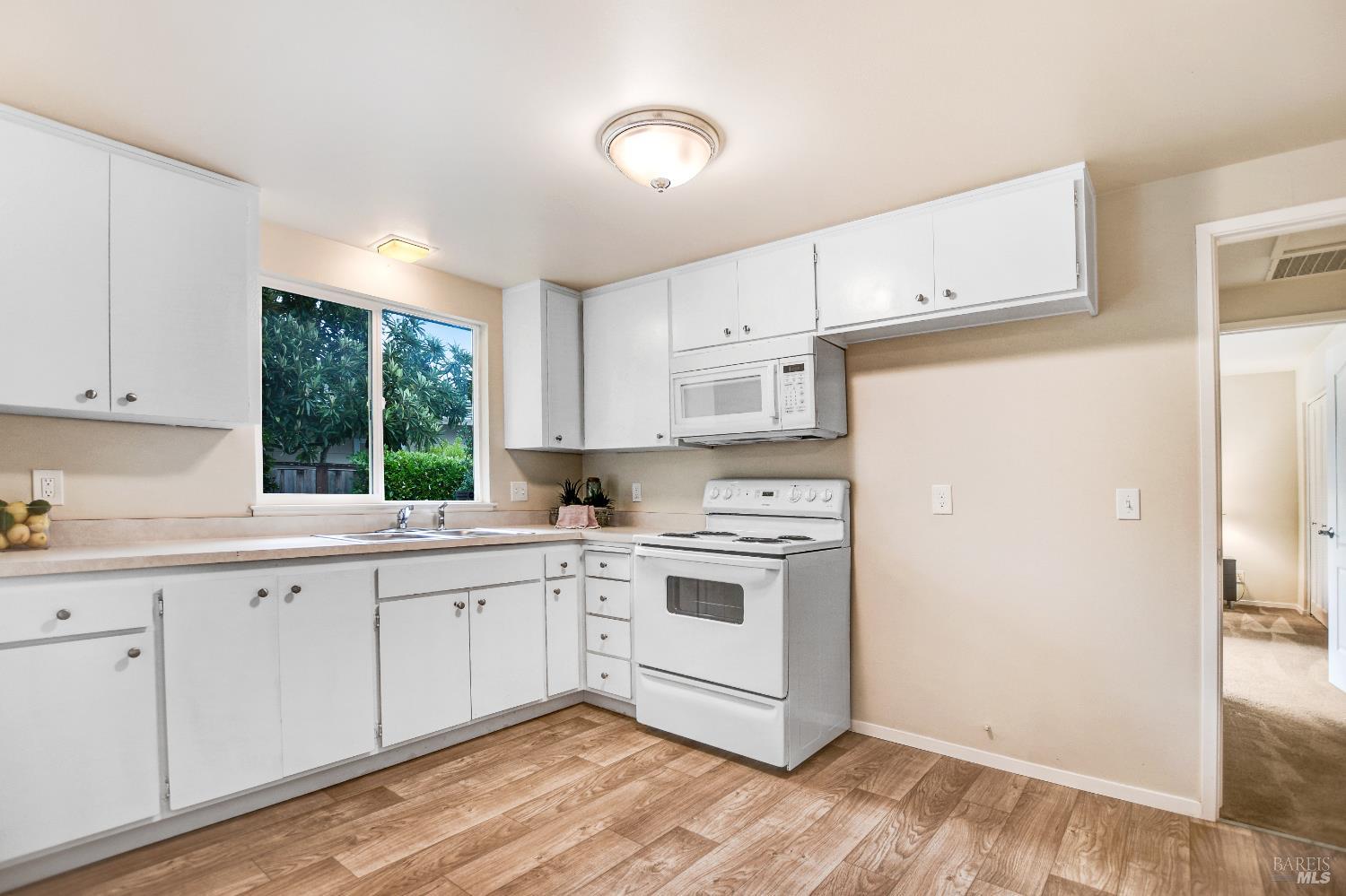 Detail Gallery Image 8 of 24 For 284 Valley Oaks Dr, Santa Rosa,  CA 95409 - 2 Beds | 2 Baths