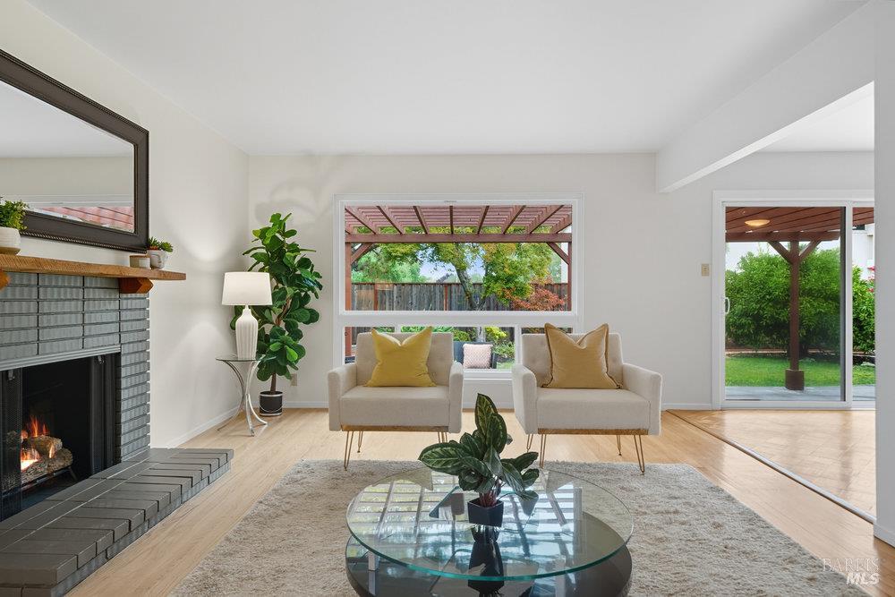 Detail Gallery Image 5 of 36 For 934 Las Pavadas Ave, San Rafael,  CA 94903 - 3 Beds | 2 Baths