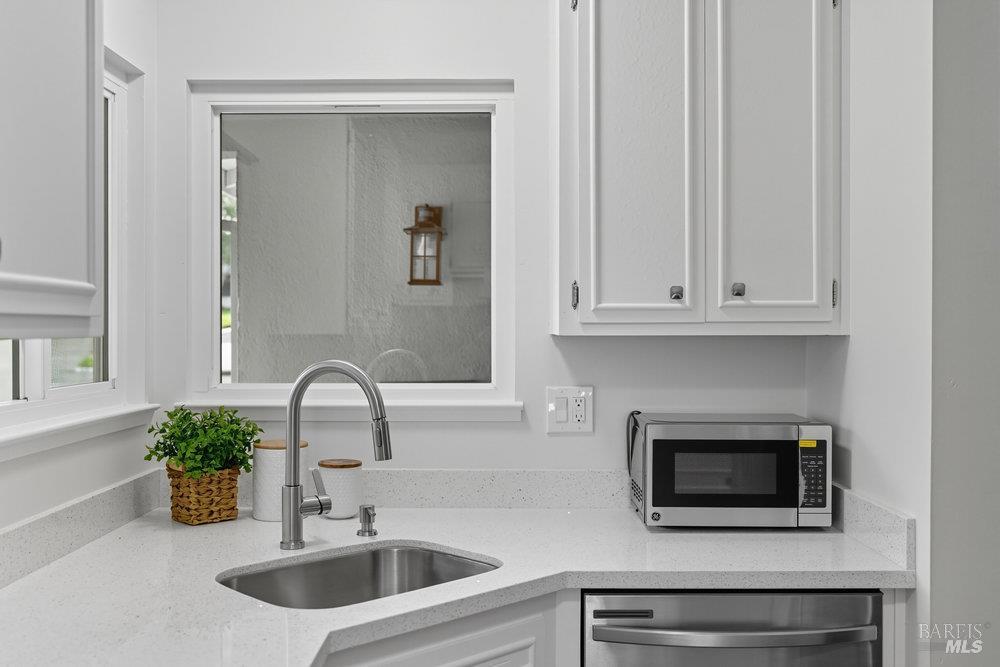 Detail Gallery Image 17 of 36 For 934 Las Pavadas Ave, San Rafael,  CA 94903 - 3 Beds | 2 Baths