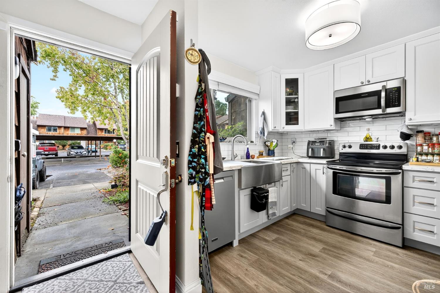 Detail Gallery Image 6 of 22 For 1501 Parkway Dr, Rohnert Park,  CA 94928 - 2 Beds | 1/1 Baths