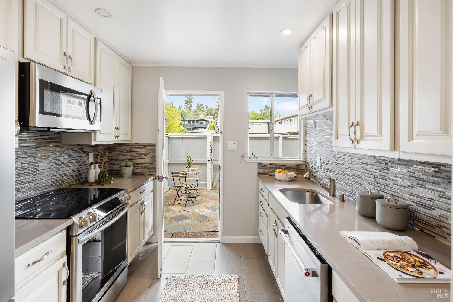 Detail Gallery Image 8 of 18 For 61 Pixley Ave #3,  Corte Madera,  CA 94925 - 2 Beds | 1 Baths