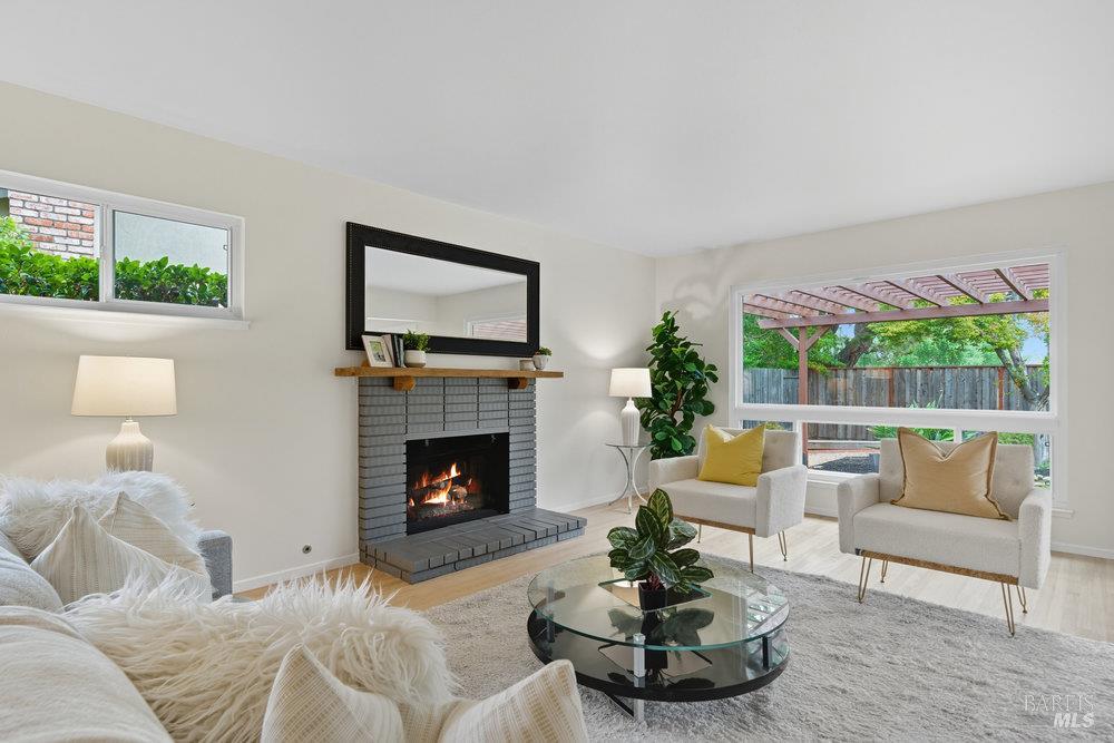 Detail Gallery Image 4 of 36 For 934 Las Pavadas Ave, San Rafael,  CA 94903 - 3 Beds | 2 Baths