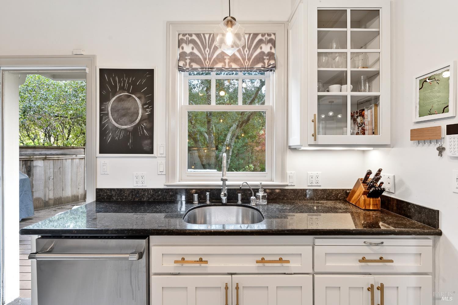 Detail Gallery Image 16 of 46 For 310 Redwood Ave, Corte Madera,  CA 94925 - 3 Beds | 2/1 Baths