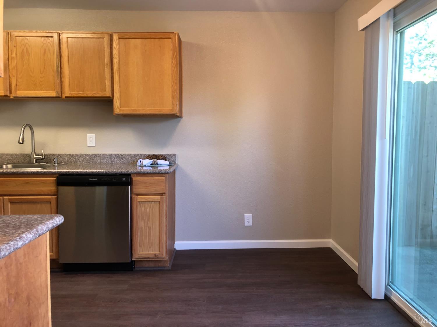 Detail Gallery Image 11 of 28 For 1393 Callen St #D,  Vacaville,  CA 95688 - 2 Beds | 1/1 Baths