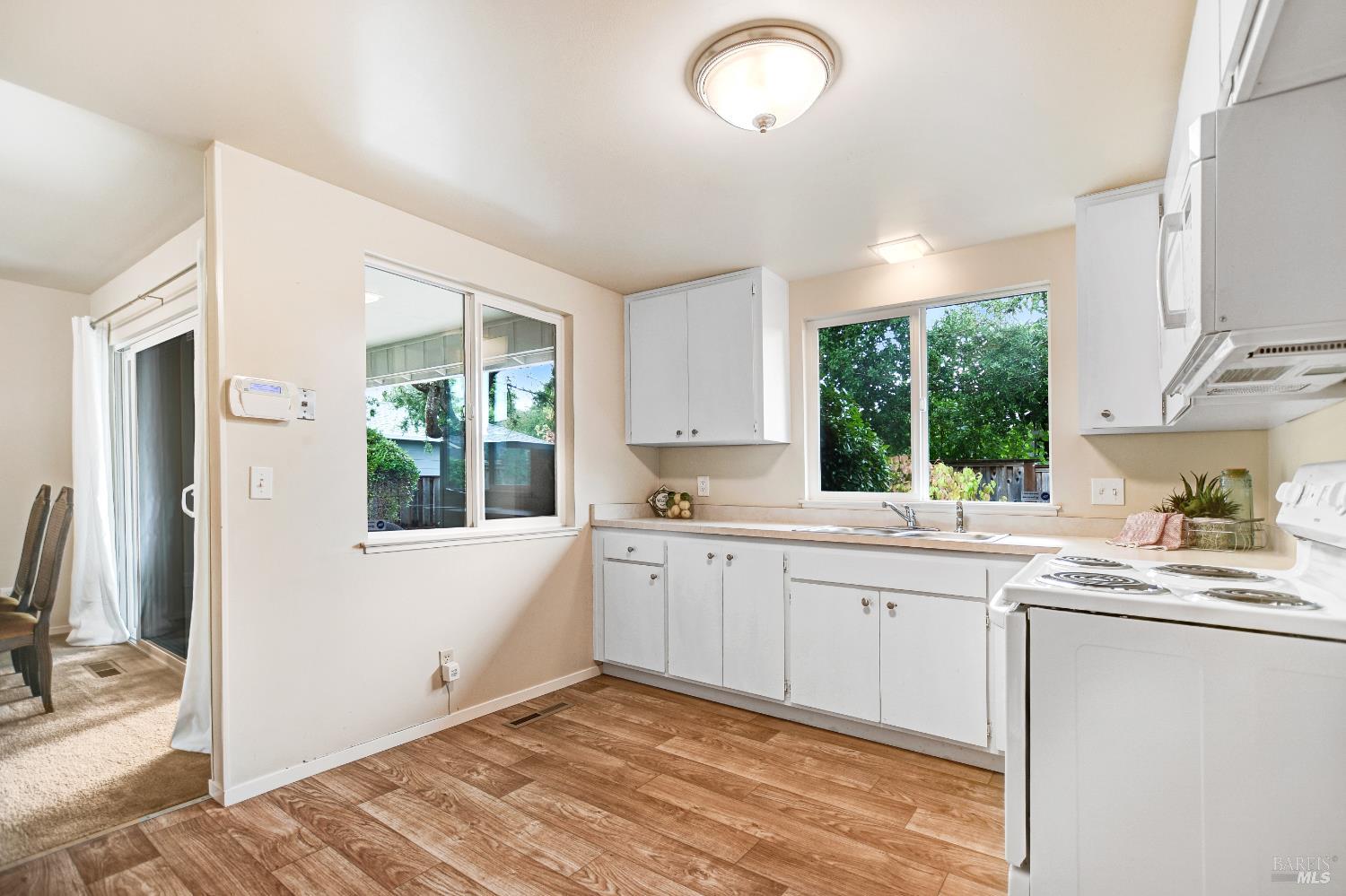 Detail Gallery Image 10 of 24 For 284 Valley Oaks Dr, Santa Rosa,  CA 95409 - 2 Beds | 2 Baths