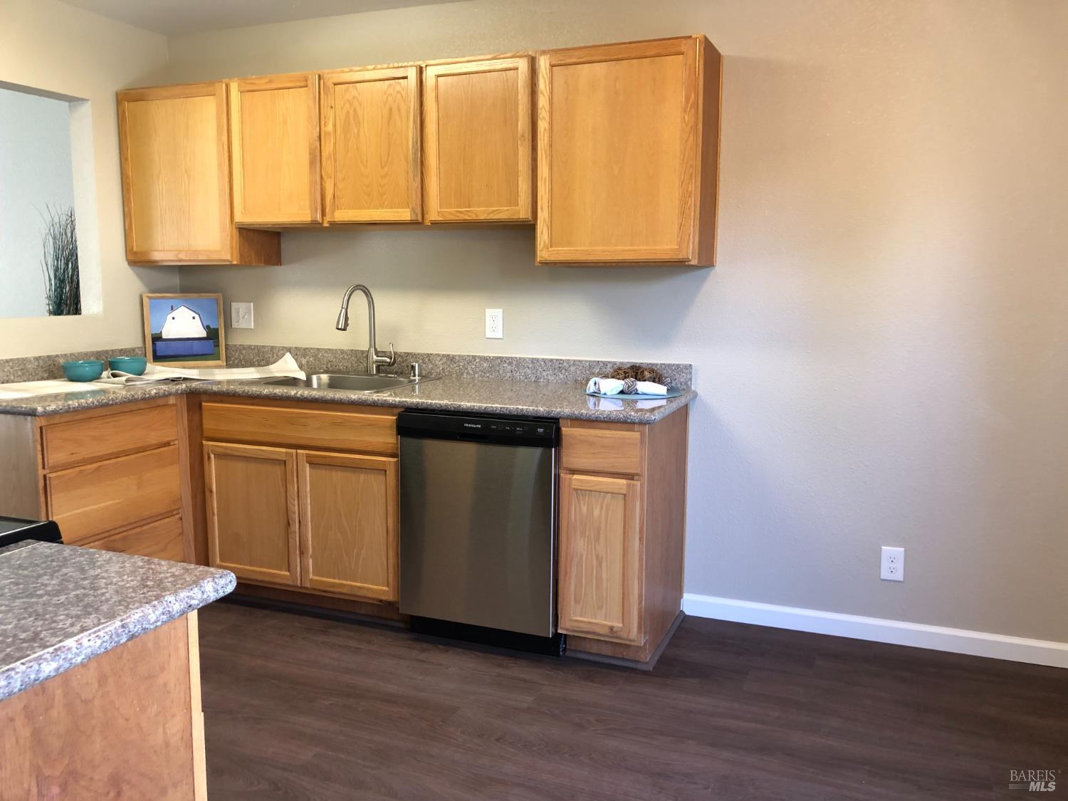 Detail Gallery Image 8 of 28 For 1393 Callen St #D,  Vacaville,  CA 95688 - 2 Beds | 1/1 Baths