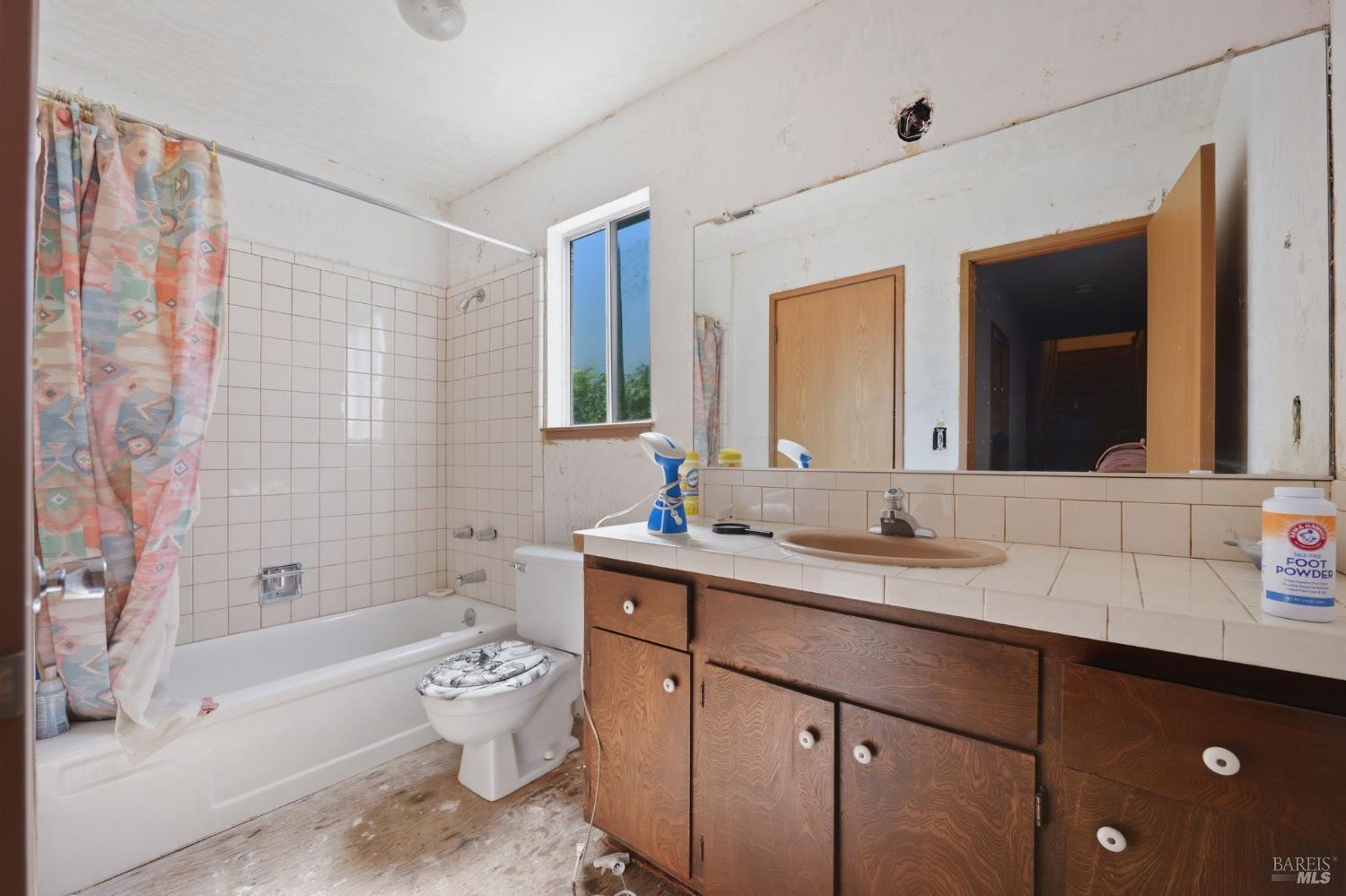 Detail Gallery Image 27 of 34 For 1 Green Point Ln, Novato,  CA 94945 - 3 Beds | 3/1 Baths