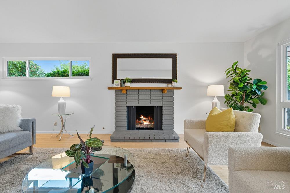 Detail Gallery Image 6 of 36 For 934 Las Pavadas Ave, San Rafael,  CA 94903 - 3 Beds | 2 Baths