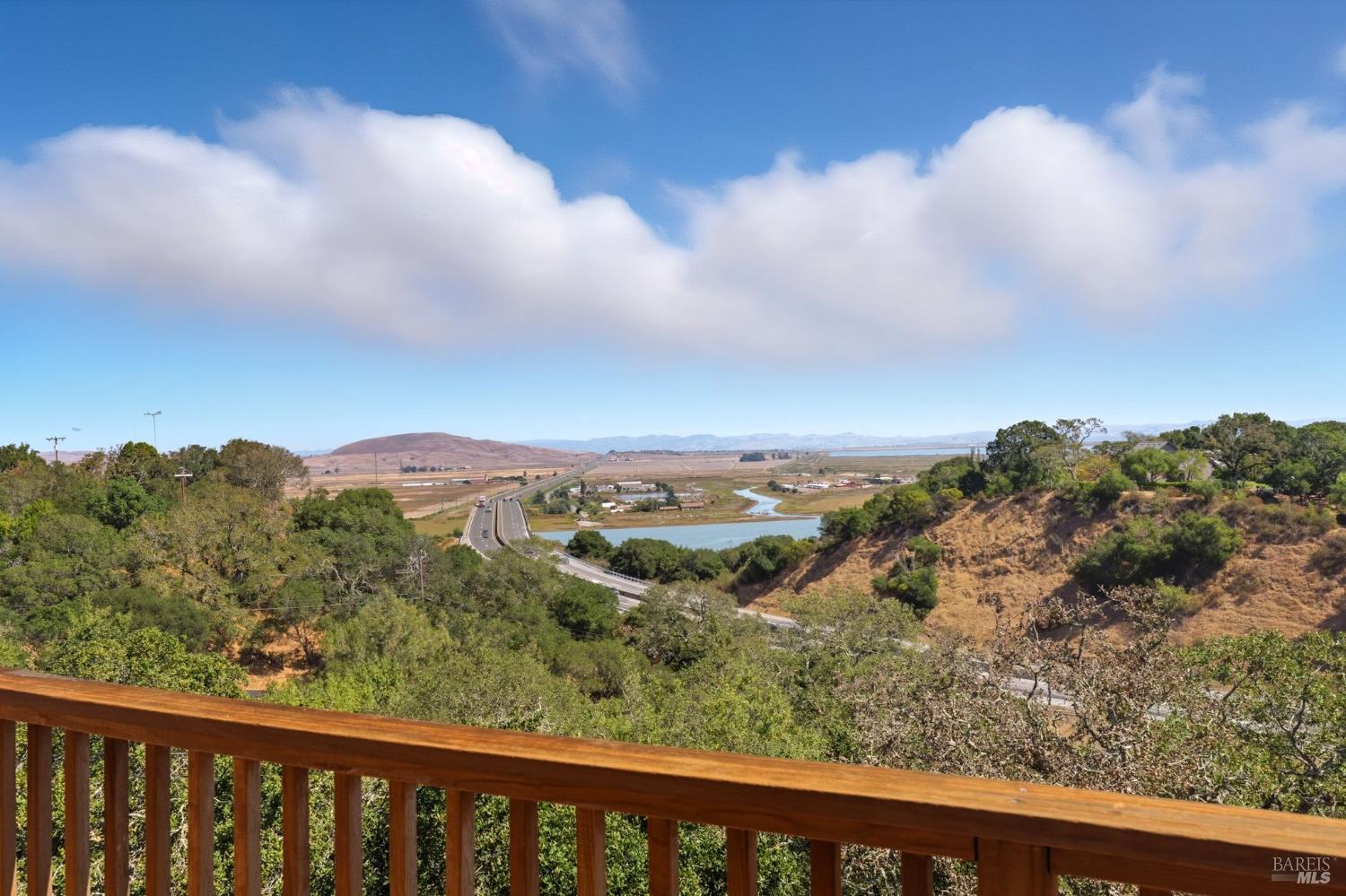 Detail Gallery Image 9 of 34 For 1 Green Point Ln, Novato,  CA 94945 - 3 Beds | 3/1 Baths