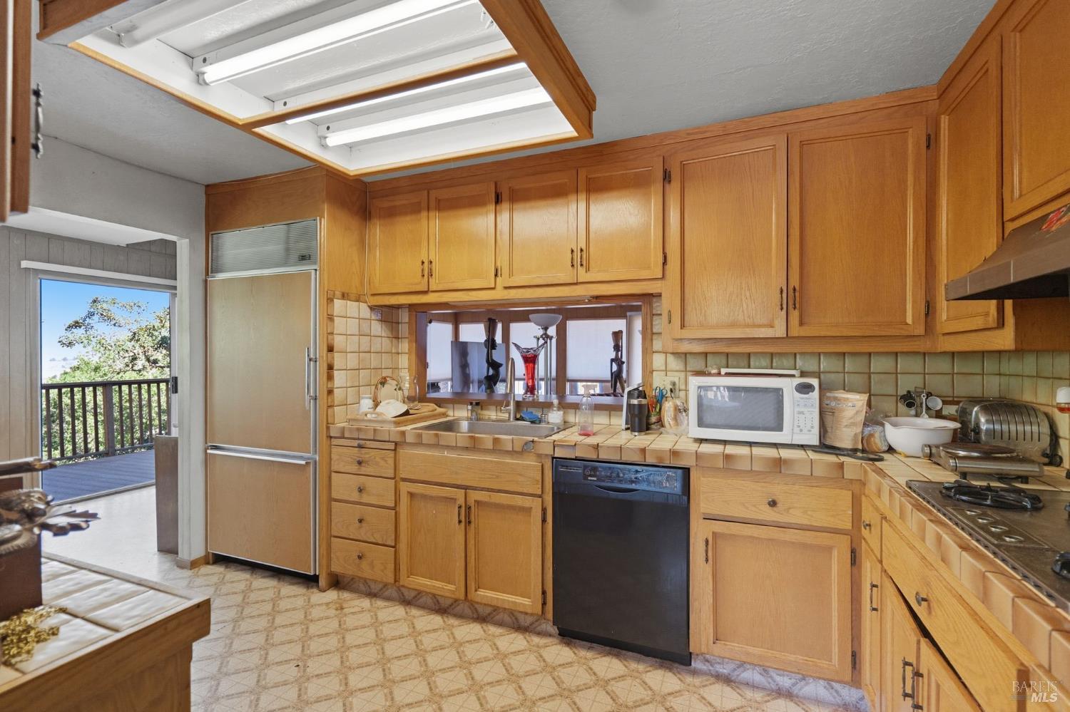 Detail Gallery Image 13 of 34 For 1 Green Point Ln, Novato,  CA 94945 - 3 Beds | 3/1 Baths