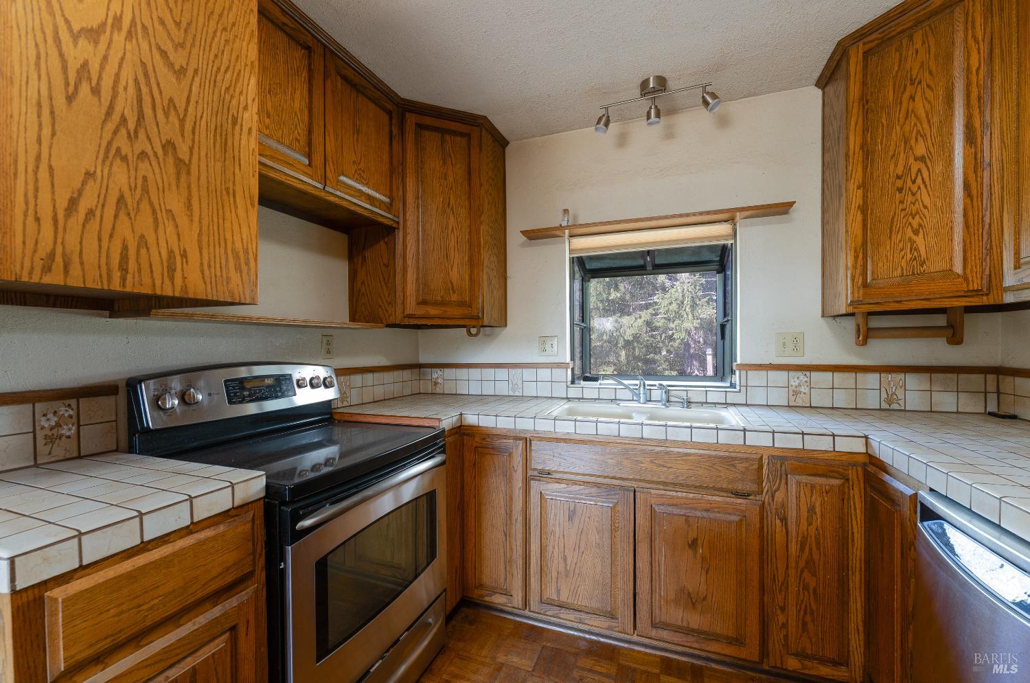 Detail Gallery Image 6 of 41 For 20201 Manzanita Dr, Willits,  CA 95490 - 3 Beds | 2 Baths