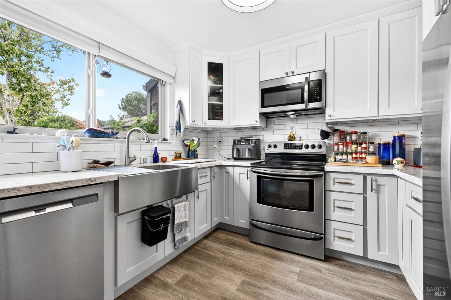 Detail Gallery Image 8 of 22 For 1501 Parkway Dr, Rohnert Park,  CA 94928 - 2 Beds | 1/1 Baths