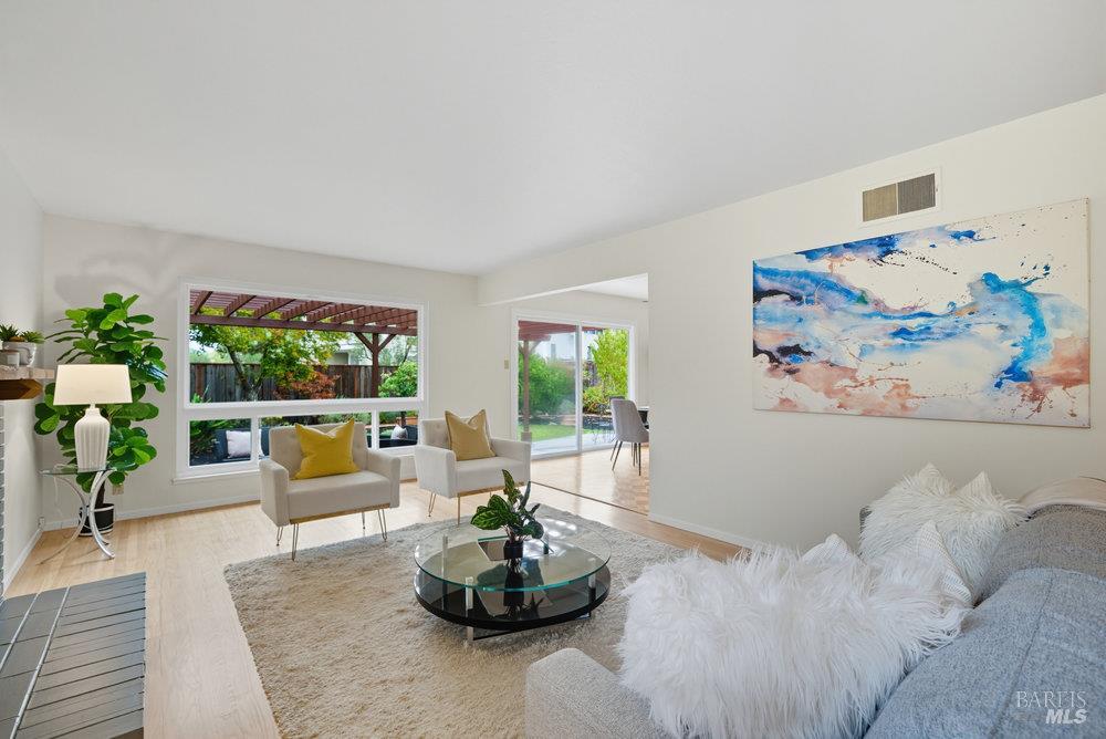 Detail Gallery Image 10 of 36 For 934 Las Pavadas Ave, San Rafael,  CA 94903 - 3 Beds | 2 Baths